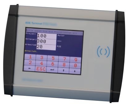 Ein robustes Industrie-Terminal mit Touch-Display zeigt die Benutzeroberfläche der BDE-Software zur Erfassung von Betriebsdaten in der Produktion.