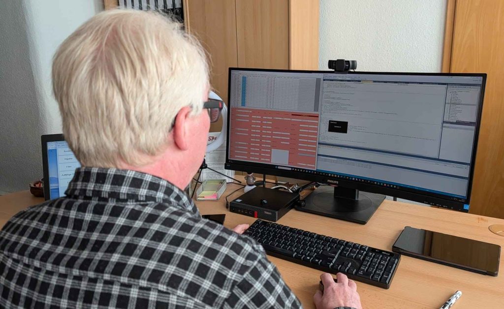 Über mich | Individuelle Softwareentwicklung für kleine Betriebe Am PC-Arbeitsplatz wird eine individuelle SQL-Datenbank-Anwendung programmiert, um komplexe Unternehmensprozesse digital abzubilden.