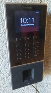 Am stationären Zeiterfassungsterminal (digitale Stempeluhr) werden die Kommt- und Geht-Zeiten per Fingerabdruck oder RFID-Chip erfasst.